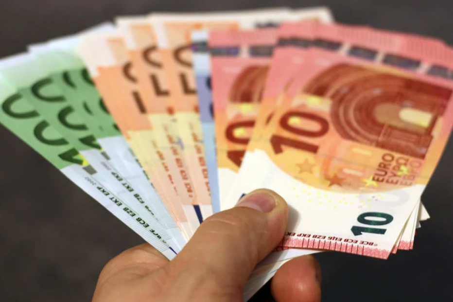 Od ponedjeljka kreće isplata nacionalne naknade za starije osobe za srpanj
