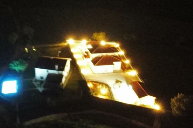 SLUČAJ PRIJAVLJEN INSPEKTORATU: Zbog reflektora velebne vile, više se ne vidi mliječni put u Vidulinima