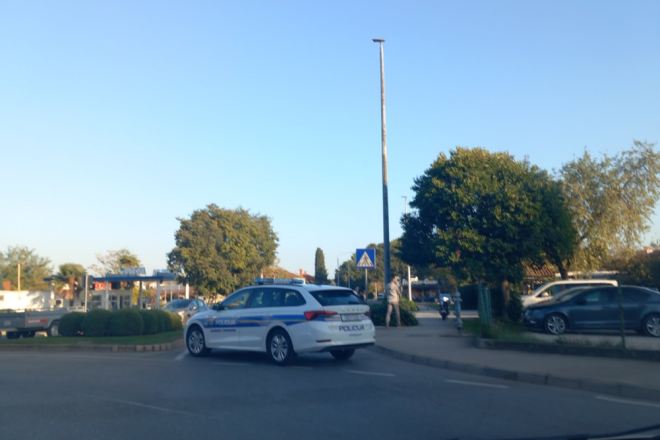 Prometna nesreća u Rovinju – teško ozlijeđen mladi policajac na službenom motociklu!
