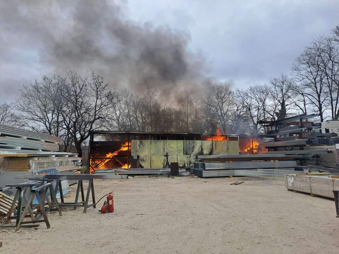 Vatrogasci na intervenciji kod Žminja zbog POŽARA SKLADIŠNOG PROSTORA